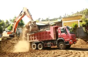 ሱር ኮንስትራክሽን ህንፀት መንገዲ ኣስፋልት ከተማ ማይጨዉ ጀሚሩ።