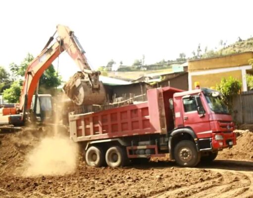 ሱር ኮንስትራክሽን ህንፀት መንገዲ ኣስፋልት ከተማ ማይጨዉ ጀሚሩ።