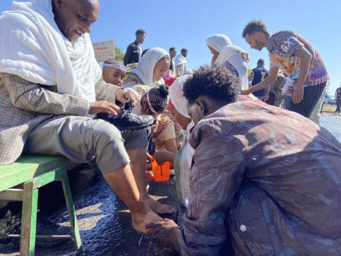 أكسوم تستقبل حجاج هيدار تسيون بمراسم غسل الأقدام التقليدية